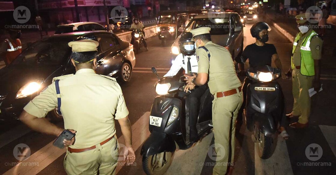 Police checking vehicles after night curfew come into effect in Kozhikode. Photo: Manorama