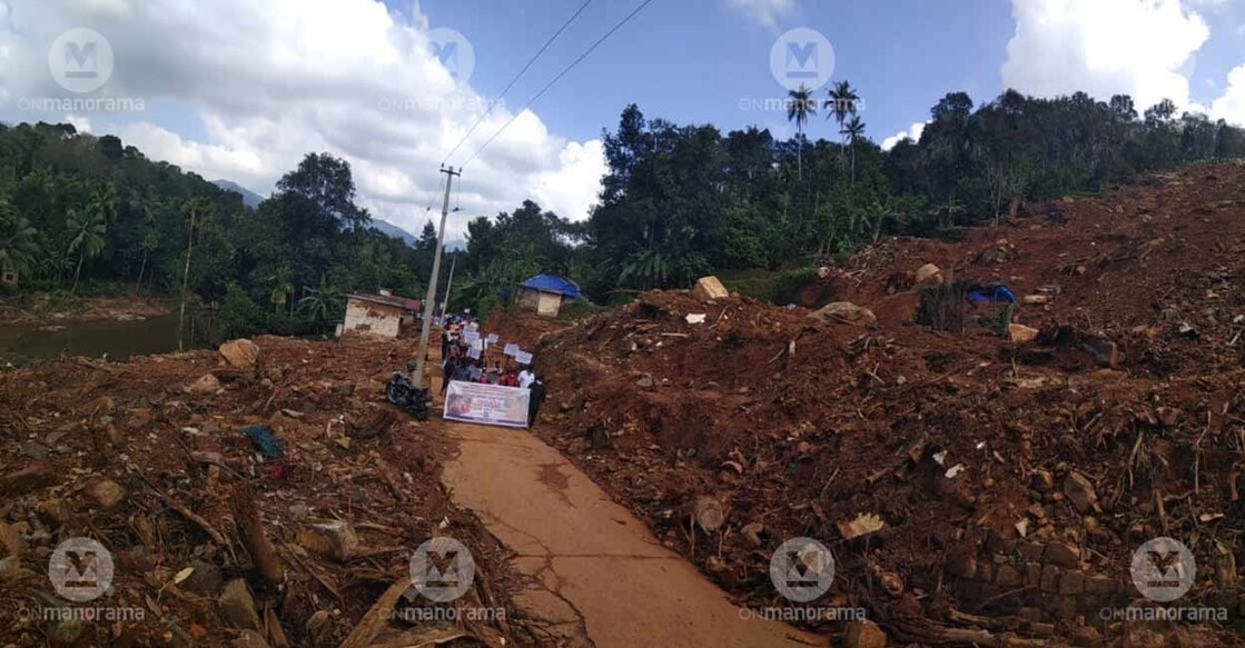 Twenty-eight families who were in a relief camp set up Kokkayar, are on a protest at the affected area, designated as uninhabitable by officials. Photo:Milan/Manorama
