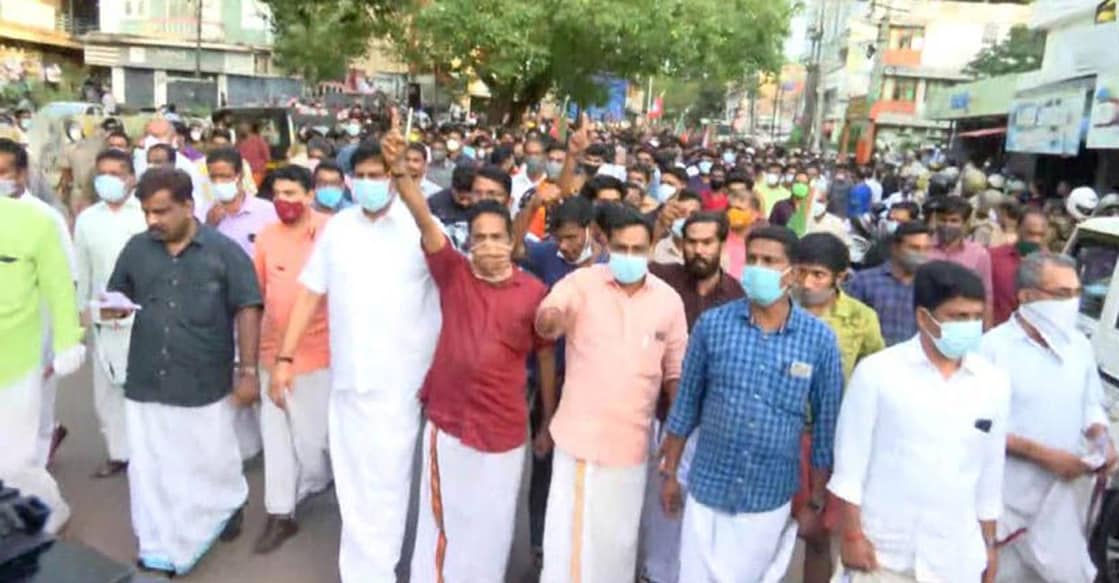 BJP and Yuva Morcha workers at a rally in Thalassery. Screengrab/MMTV