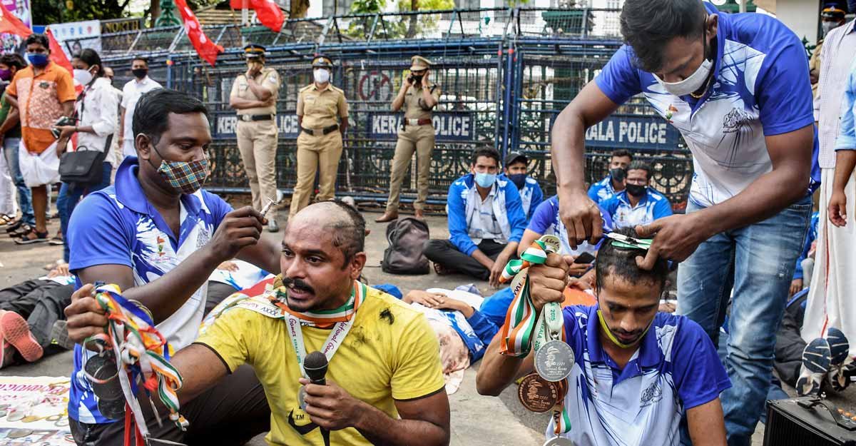 KSU protest over PSC rank list issue turns violent in Thiruvananthapuram KSU protest over PSC rank list issue turns violent in Thiruvananthapuram