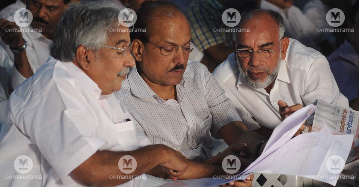 Senior Congress leader Oommen Chandy with IUML leaders P K Kunhalikutty and K P Abdul Majeed. Senior Congress leader Oommen Chandy with IUML leaders P K Kunhalikutty and K P Abdul Majeed.