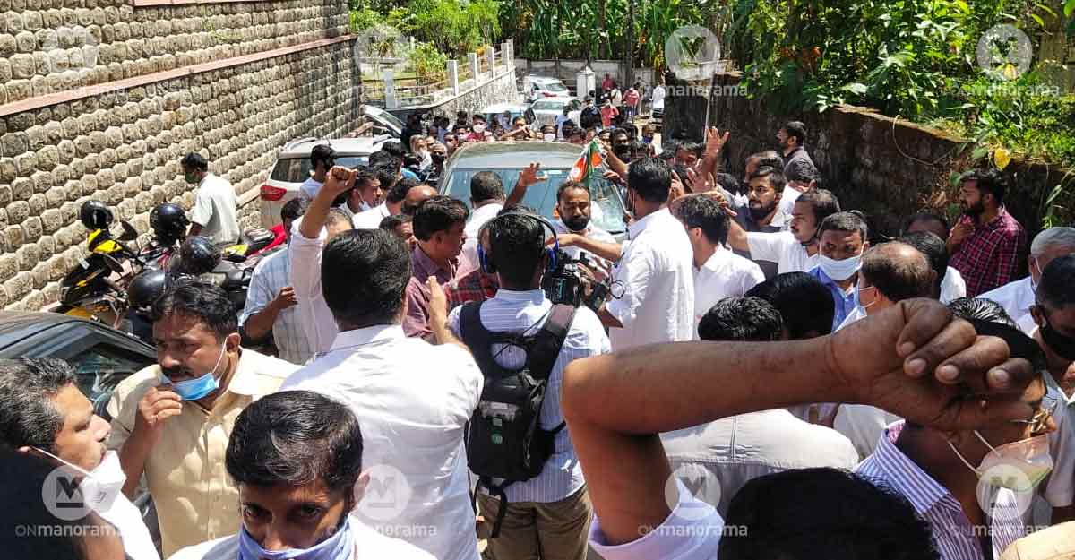 oommen-chandy-supporters-puthuppally-2