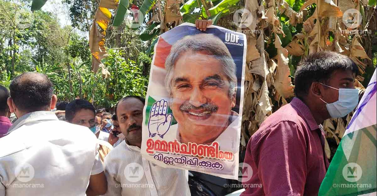 Congress workers gathered at Oommen Chandy's residence at Puthuppally, Kottayam