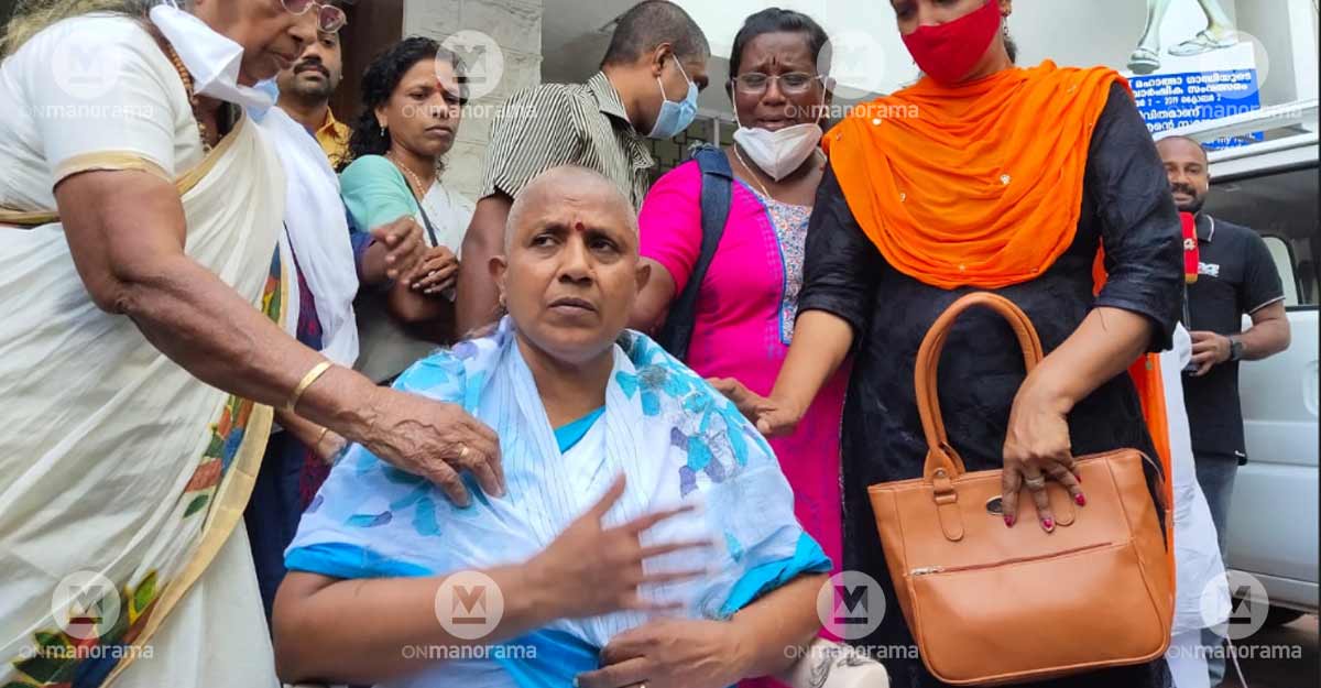 State Mahila Congress president Lathika Subhash tonsures her head as a mark of protest after the party denied her a seat to contest the April 6 assembly elections. Photo: RS Gopan