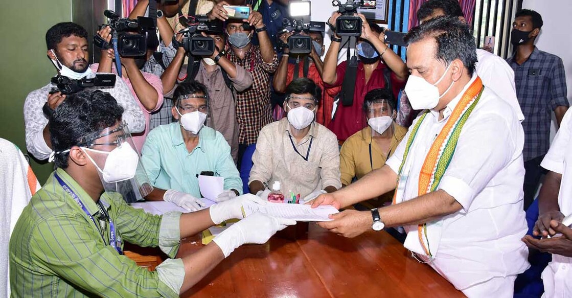 Kerala polls: Congress leaders Oommen Chandy, Ramesh Chennithala file nominations