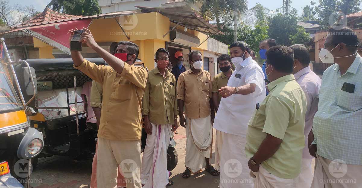 Ground Report | A tonsured head takes on machismo in Ettumanoor poll tussle Ground Report | A tonsured head takes on machismo in Ettumanoor poll tussle