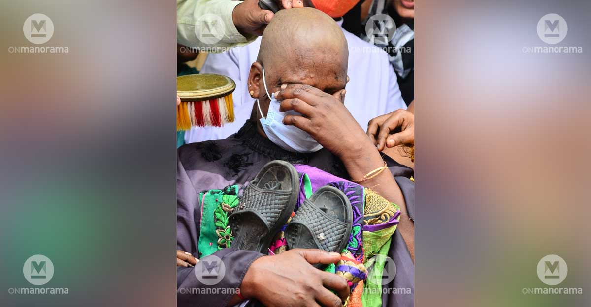 Mother of walayar girls tonsured her head in Palakkad on March 2 Mother of walayar girls tonsured her head in Palakkad on March 2