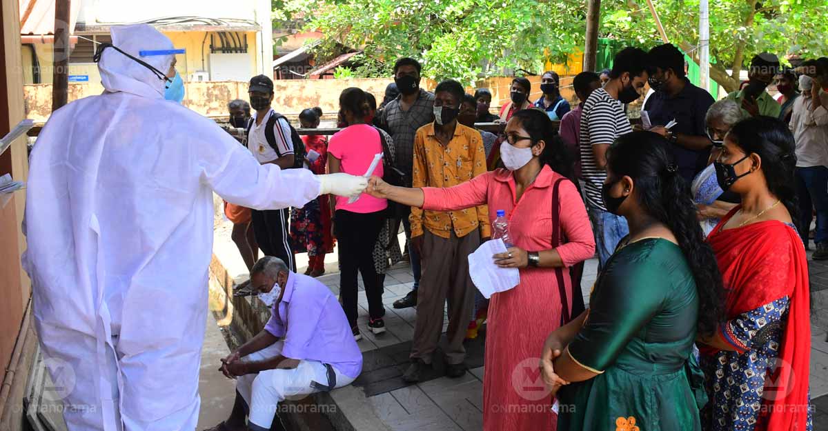 The rush at a COVID-19 testing centre at the Government General Hospital, Kozhikode, on Saturday. Photo: Vidhuraj M T
