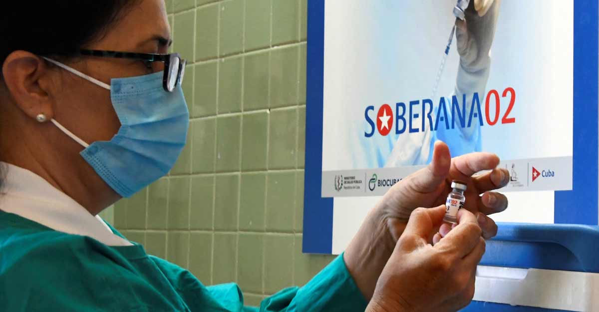 Cuban Soberana 2 vaccine Nurse Xiomara Rodriguez prepares a Cuban Soberana 2 vaccine candidate to be administered to a volunteer during its trial Phase III in Havana, on March 31, 2021. Photo by Joaquin Hernandez / AFP