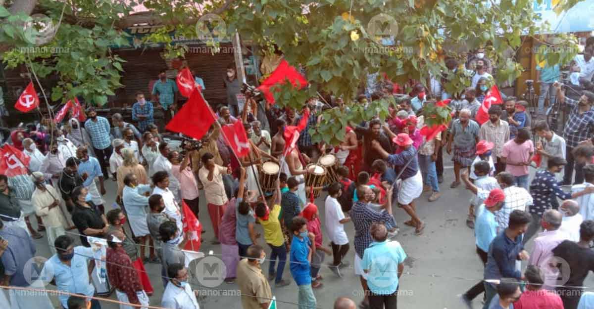 Public campaign nears its end in Kerala; Crowds throng streets despite EC restrictions Public campaign nears its end in Kerala; Crowds throng streets despite EC restrictions