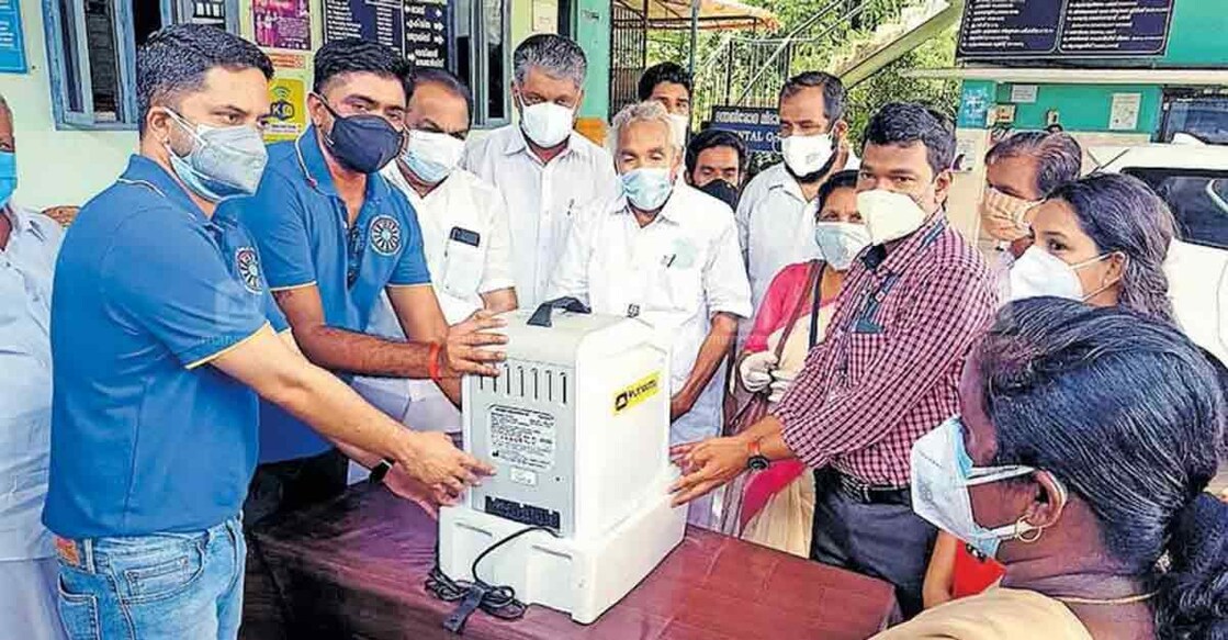 Kottayam Round Table No 79 project convener Jacob Kelachandra and fund raiser convener Rahul Jacob Puthenpurackal hand over the oxygen concentrators to hospital superintendent Dr K A Manoj. Former CM Oommen Chandy, KPCC member Philson Mathews and DCC president Joshy Philip look on. 