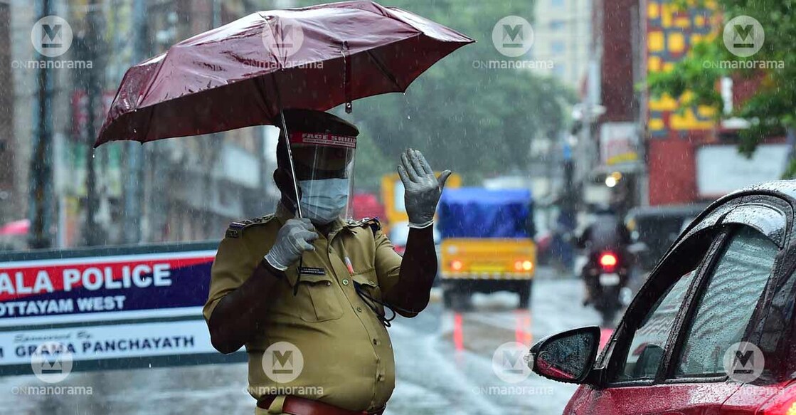 kerala-police-rain-covid