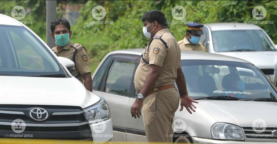Police checking at Ernakulam-Thrissur border Police checking at Ernakulam-Thrissur border
