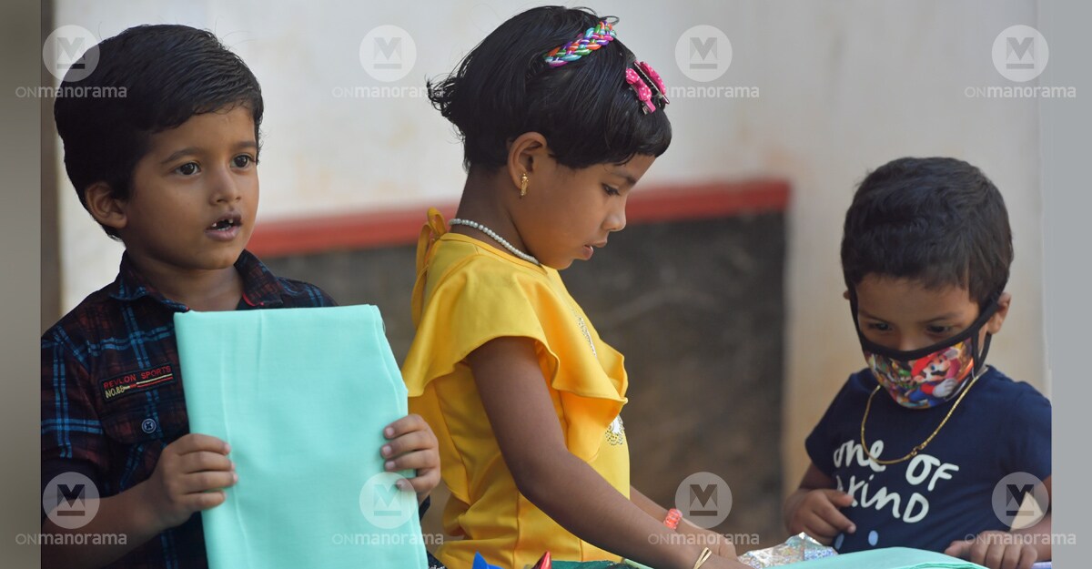 school-kids-gift-packets school-kids-gift-packets