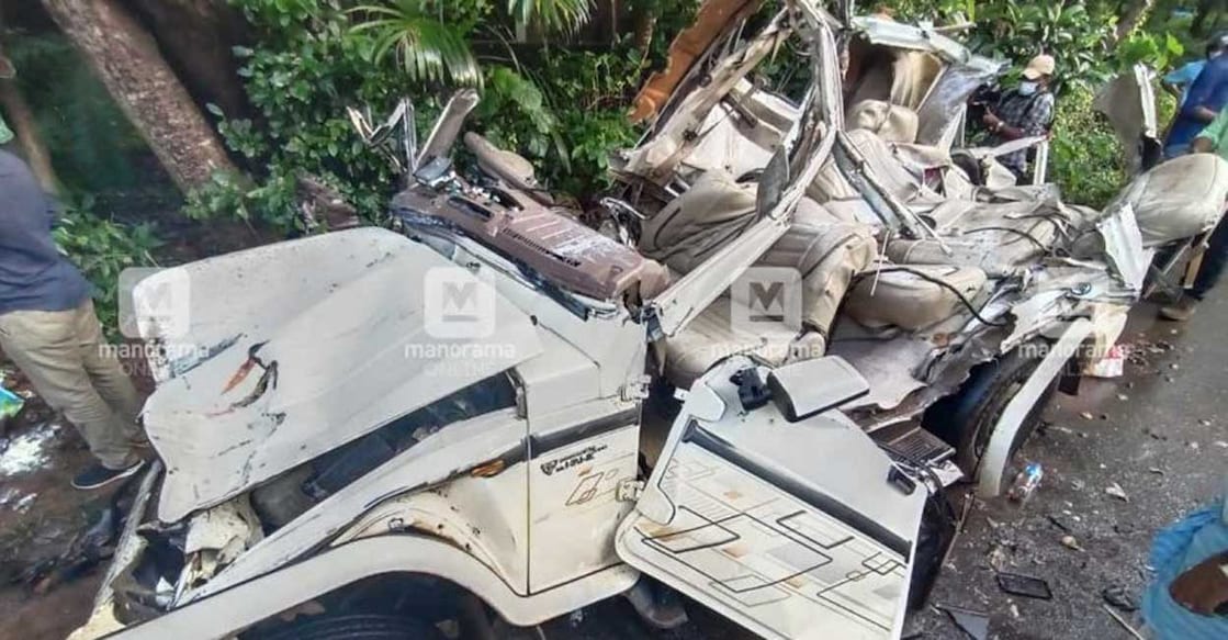 Five killed in car-lorry collision in Kozhikode Five killed in car-lorry collision in Kozhikode