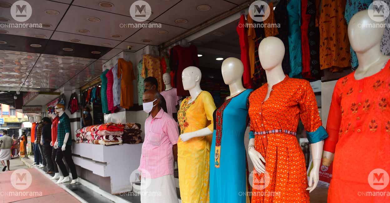 Kerala Vyapari Vyavasai Ekopana Samithi said that business was dull in all major towns in the State. Scene from the Post Office Road in Thrissur on Sunday. 