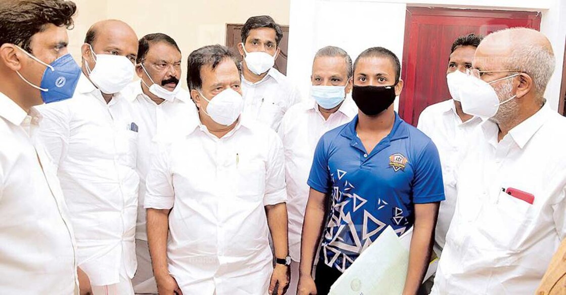 Ramesh Chennithala and other Congress leaders with Mahesh.