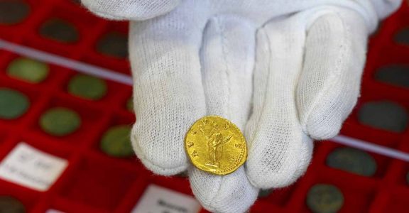 Gold coin Gold coin