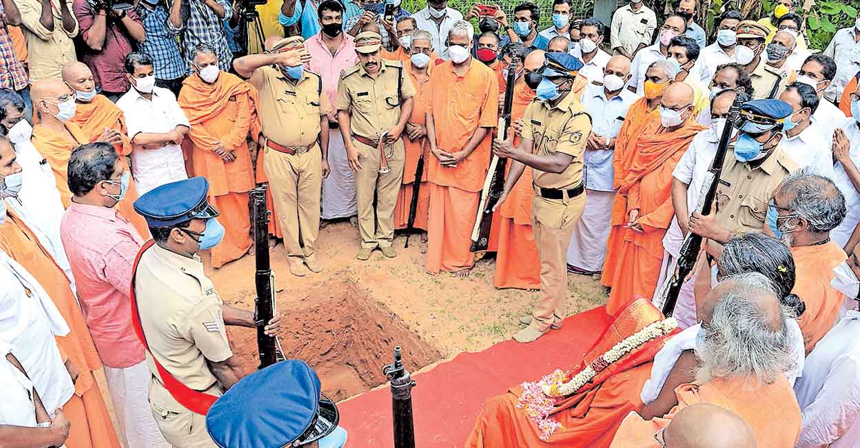 Swami Prakashananda's stir forced govt to abort takeover of Sivagiri Mutt Kerala Police offering ceremonial guard of honour to Swami Prakashananda.