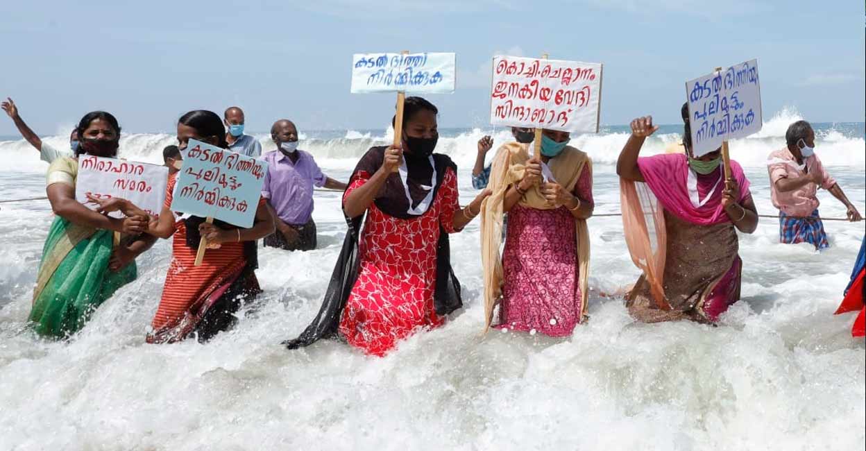 chellanam-protest Jalasamadhi organised by Chellanam-Kochi Janakeeya Vedi in June, 2020. Photo: Special Arrangement