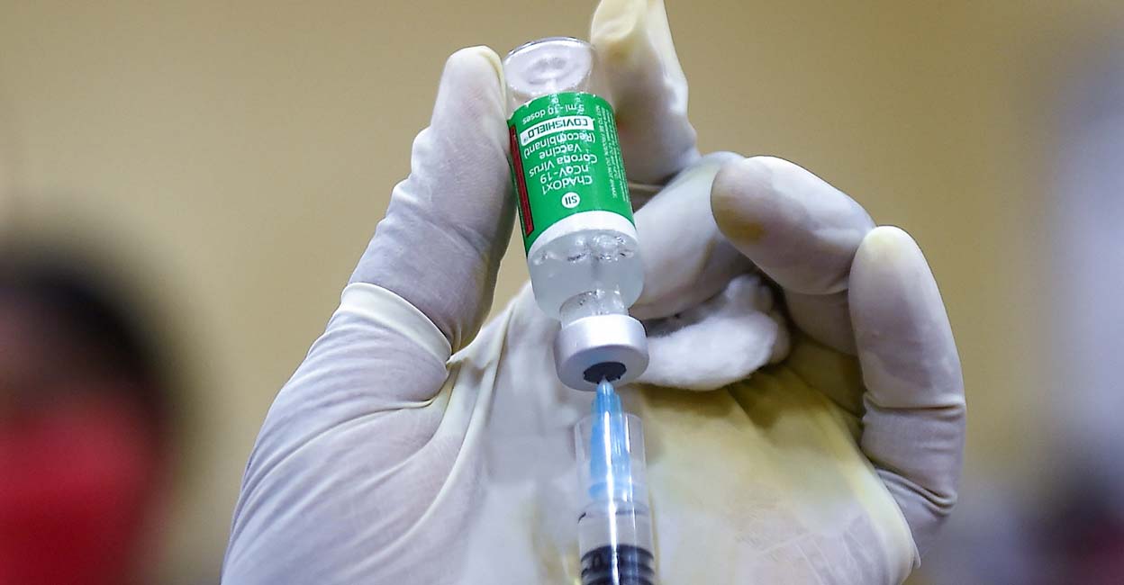 Covid A health workers prepares Covid-19 vaccine dose to administer to Nandanam Government Arts College, students and teachers during the special vaccination camp for students above 18 years old, in Chennai, Saturday, Aug. 28, 2021. PTI