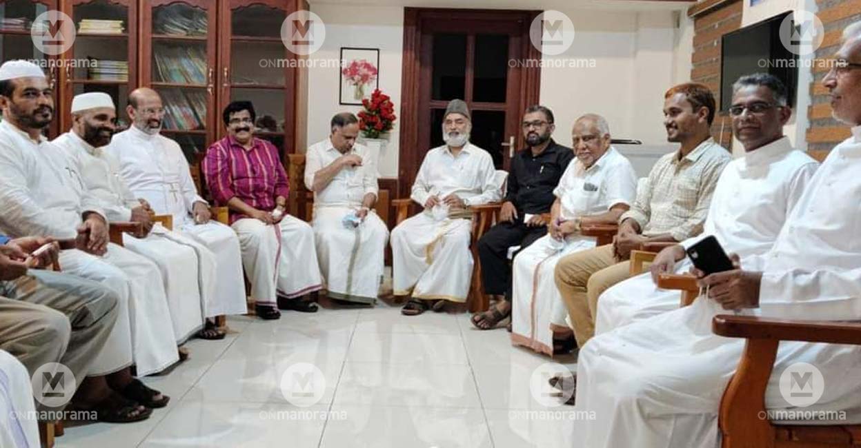 MK Muneer and Bishop Remegiose Inchananiyil with Christian and Muslim religious leaders.