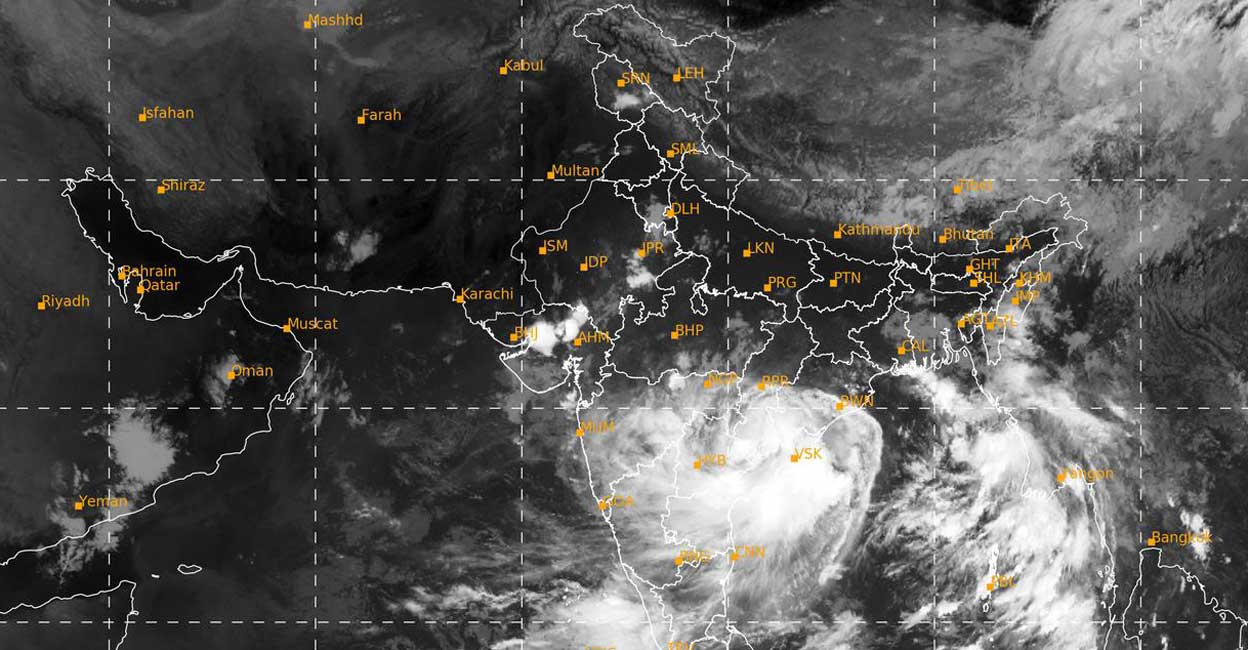 Heavy rain lashes Kerala, yellow alert in 11 districts Heavy rain lashes Kerala, yellow alert in 11 districts