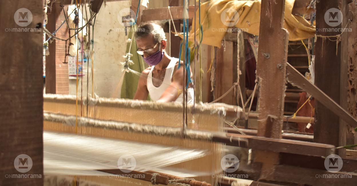 Sivadasan weaves cloth at Kalliasseri Weavers’ Industrial Co-operative Society in Kannur. Photo: TA Ameerudheen