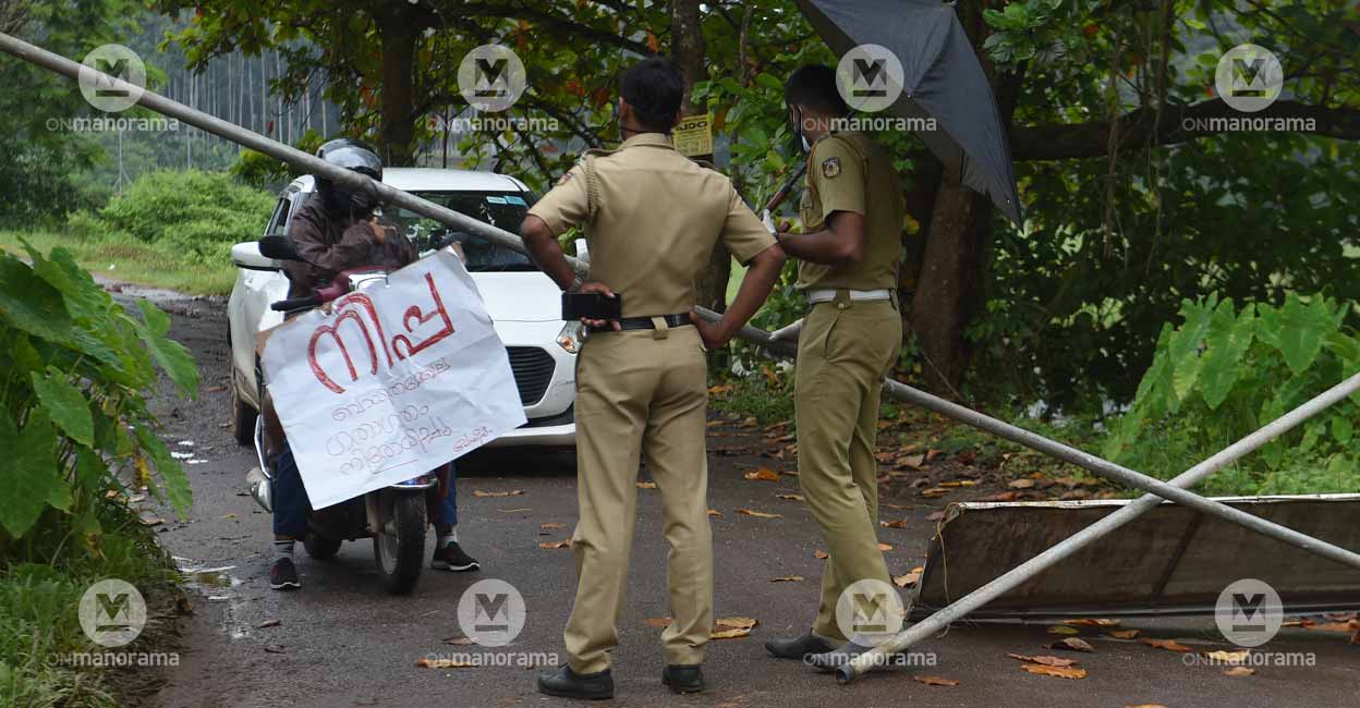Police closes the road at Kulamadu junction in Kozhikode after a 12-year-old boy dies of the Nipah virus here. Photo: Sajeesh Sankar/Manorama