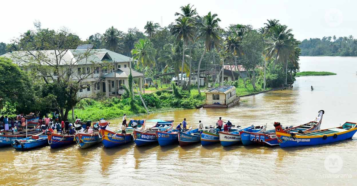 fishermen-rescue-boats Boats brought by Kerala fishermen for flood rescue activities near the Mankombu Bridge in Kuttanad following the heavy rain warnings issued by the Met Department. Photo: Arun Sreedhar
