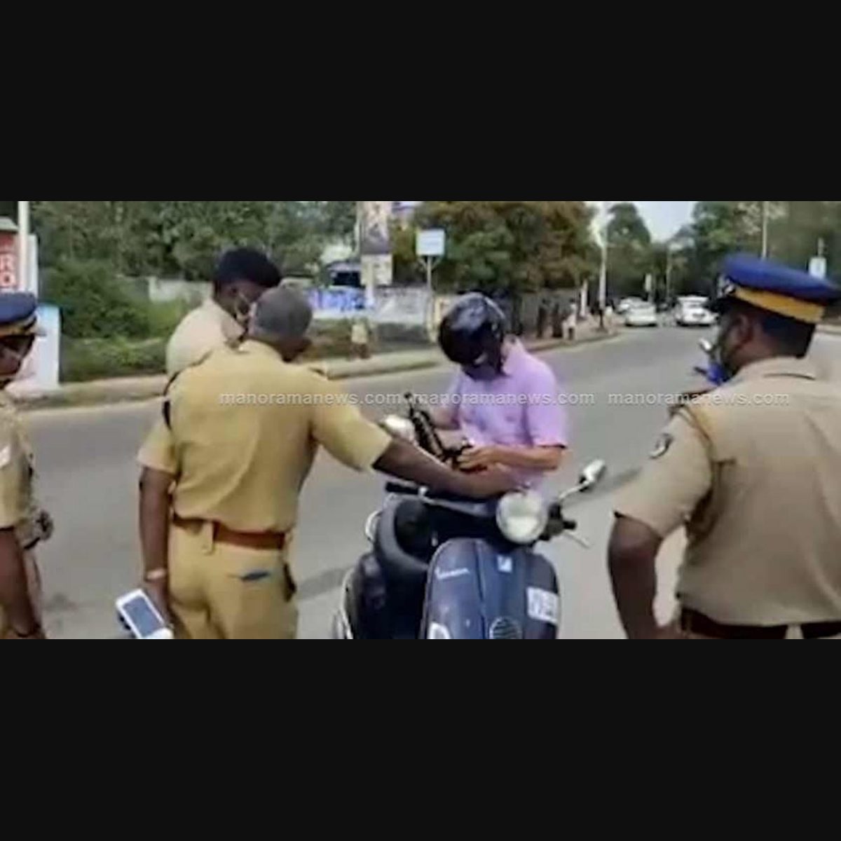 Foreigner pours out liquor on the road: Police officer suspended | Kerala  News