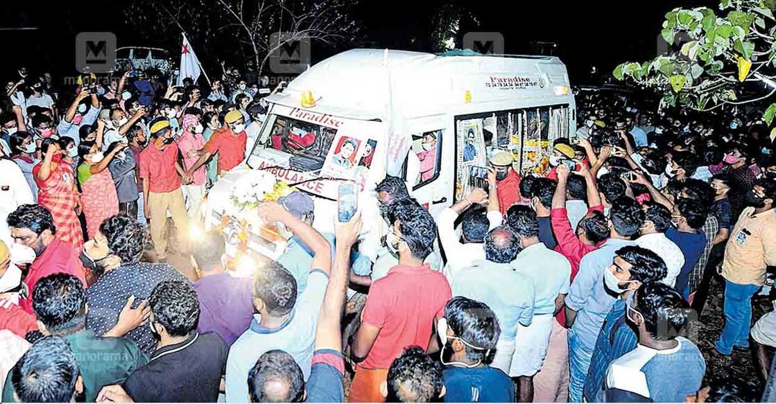 The public pay homage to Dheeraj Rajendran as the vehicle carrying his body reached Kannur. Photo: Manorama