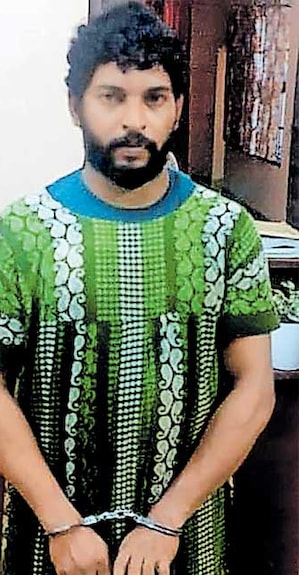 House break-in foiled at Keezhoor, courtesy SI who moved in swiftly, ignoring jurisdictional limits കവർച്ചശ്രമത്തിനിടെ പിടിയിലായ പ്രതി ബോബിൻസ് ജോൺ.