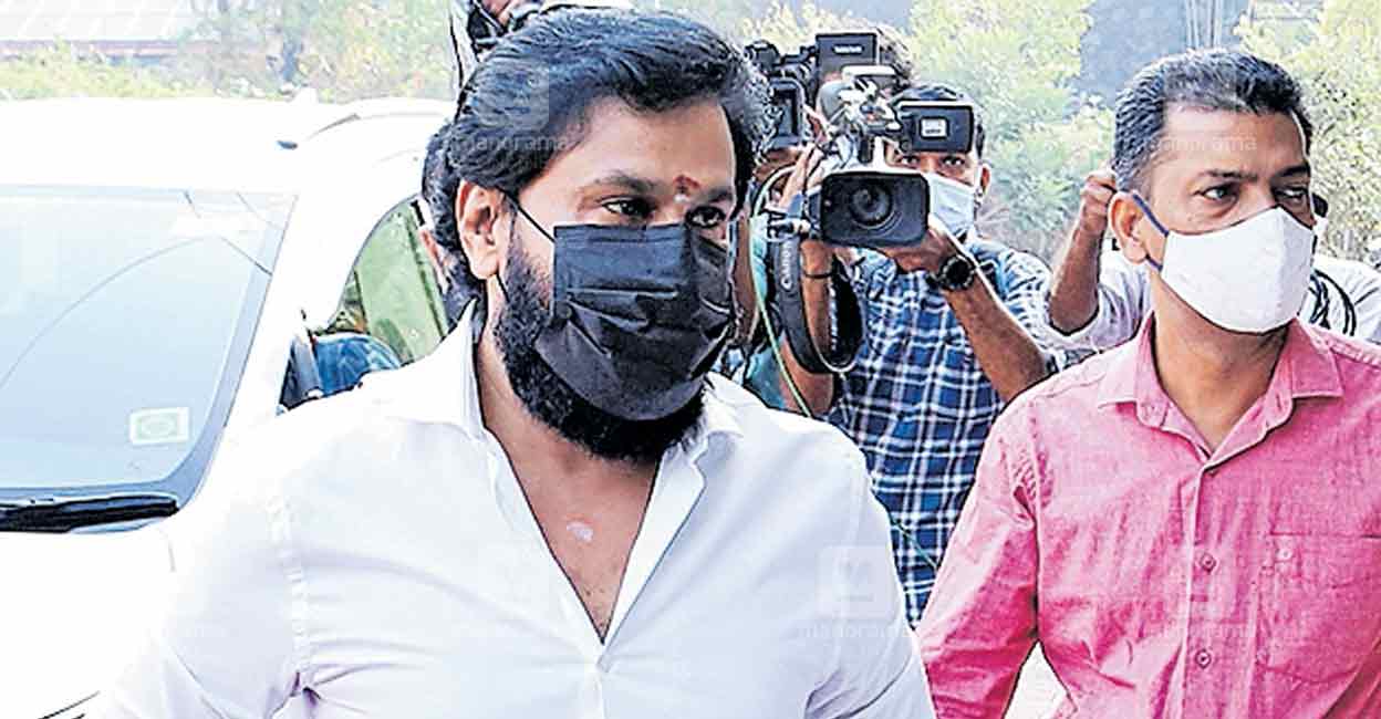 നടൻ ദിലീപ്, മൂന്നാം ദിവസം കളമശേരിയിലെ ക്രൈംബ്രാഞ്ച് ഓഫിസിൽ ചോദ്യംചെയ്യലിനെത്തിയപ്പോൾ. 