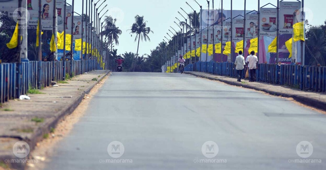 Sunday lockdown Kalady bridge on MC road sports little traffic on Sunday, January 23, following the lockdown-like curbs imposed. Photo: Manorama