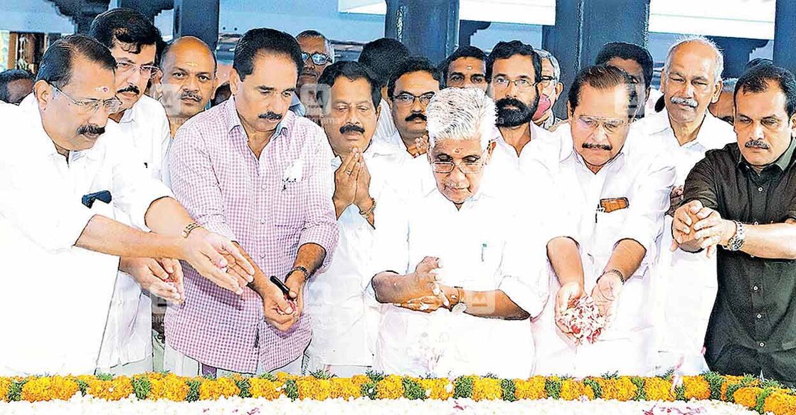 Leaders including Sukumaran Nair (centre) paying floral tributes at the Mannam Samadhi to mark the 145th birth anniversary of social reformer and NSS founder Mannathu Padmanabhan at its headquarters at Perunna in Changanassery town. Photo: Manorama