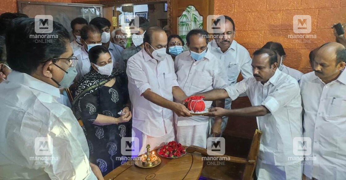 KPCC Vice President VP Sajeendran receives ashes of late Congress leader PT Thomas from Kerala's Leader of Opposition VD Satheesan. Photo: EV Sreekumar/Manorama