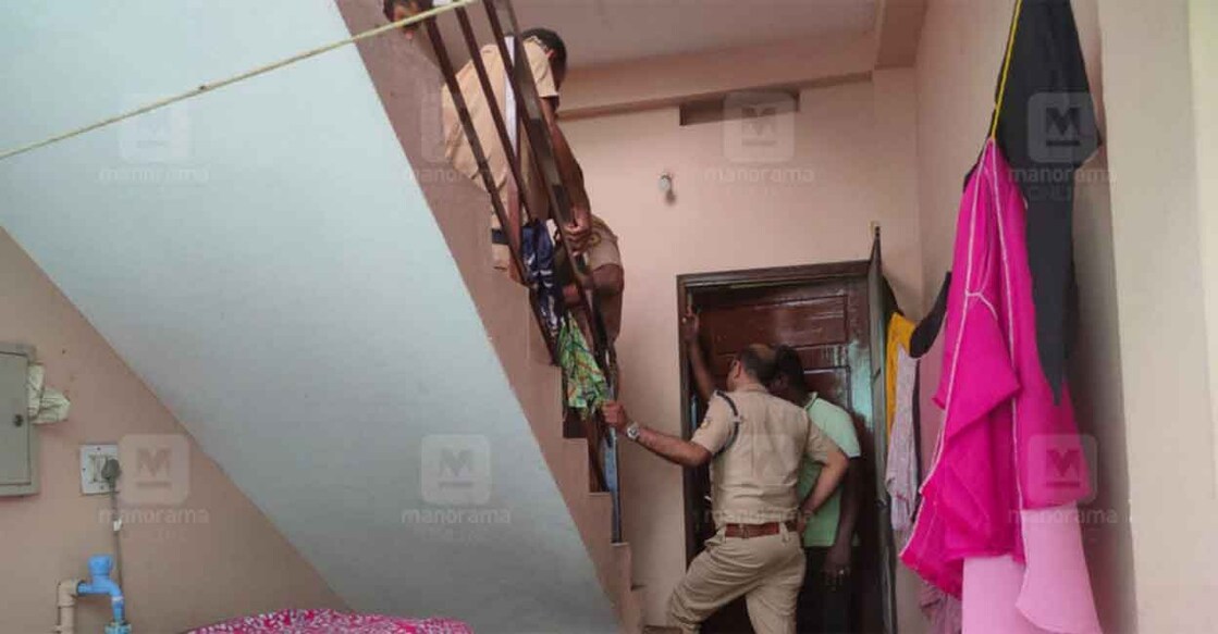 Police conducting raid at Shafi's house. Photo: Manorama