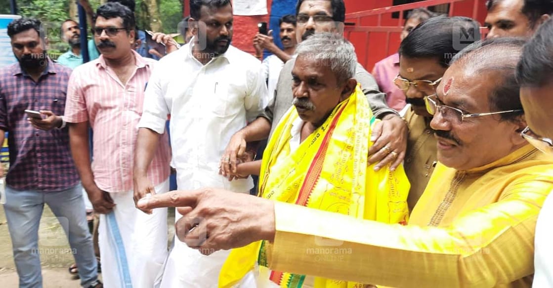 Manichan Manichan walks out of Nettukaltheri open jail on Oct 21, 2022. Photo: Manorama