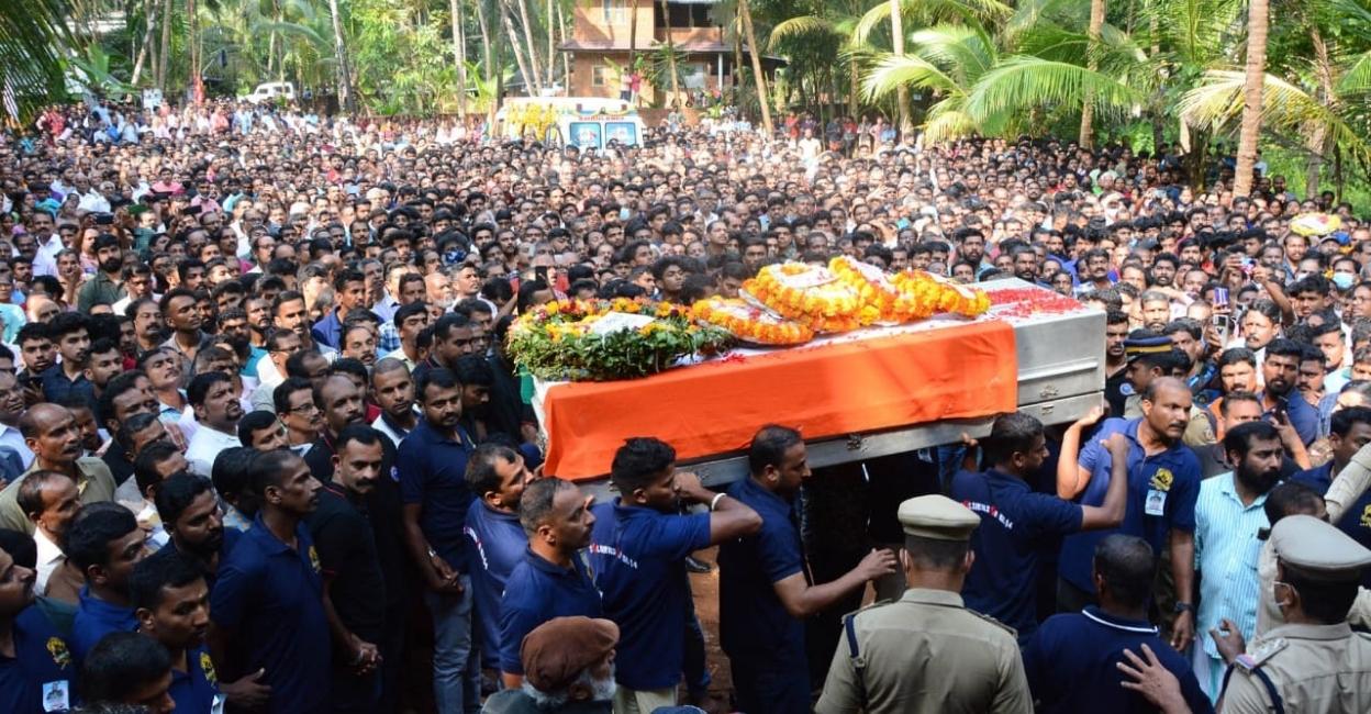 Aswin's body being brought to his native Kizhekkemuri in Cheruvathur panchayat in Kasaragod. Photo: Special Arrangement