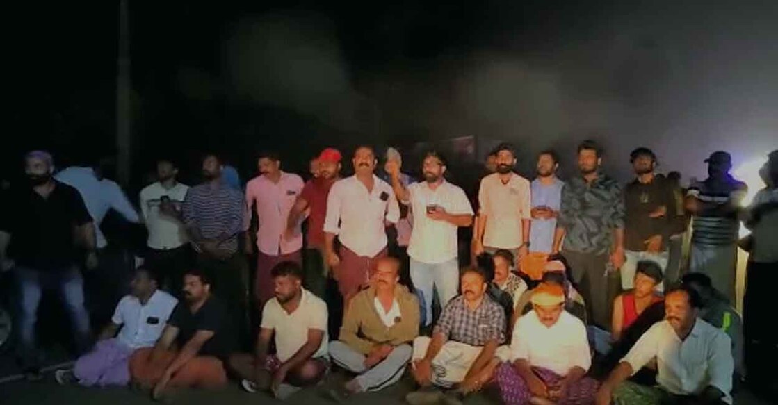  Residents protest in front of the Thottamoola Forest Station at Pazhoor after a tiger attacked a cow belonging to Rajan Ayilakkad's house at Kudukki Junction in Cheeral Monday night. Photo: Special arrangement
