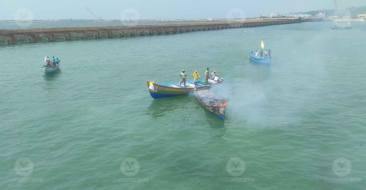 The fishermen set their boats on fire as a mark of protest. Photo: Manoj Chemancheri/Manorama