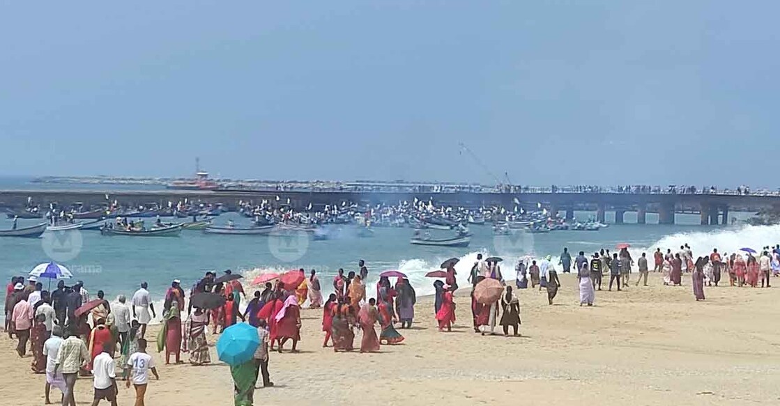 Fisherfolk gather at Vizhinjam for the 100th day of protest. Photo: Manoj Chemancheri/Manorama