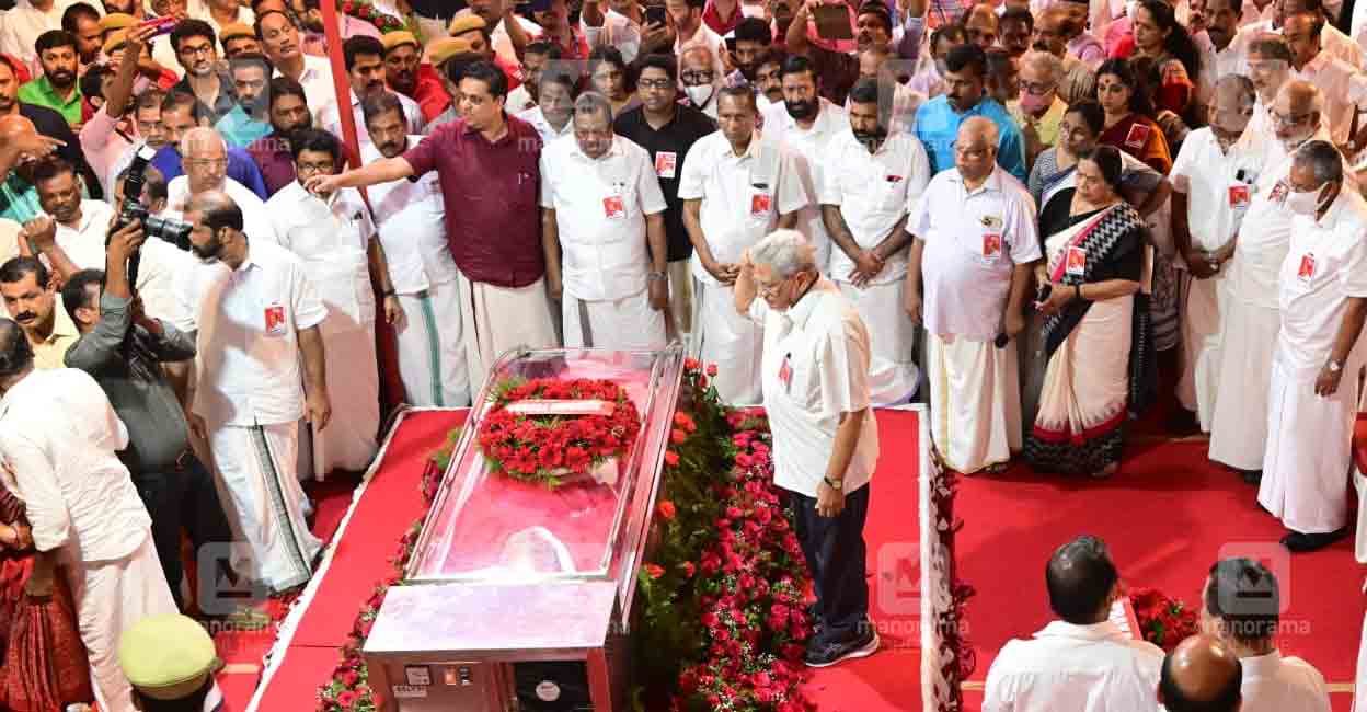 kodiyeri-balakrishnan-sitaram-yechuri-03 Sitaram Yechury pays tribute to Kodiyeri Balakrishnan. Photo: Manorama