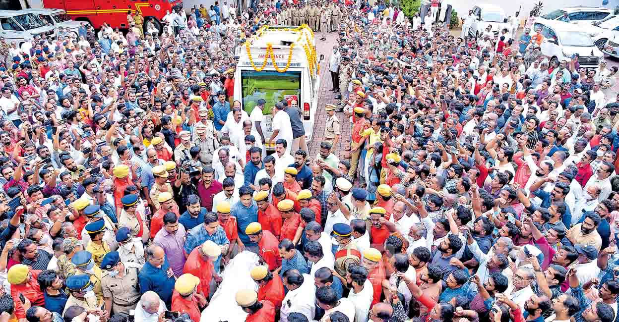 Thousands pay homage to CPM leader Kodiyeri Balakrishnan in Thalassery. Photo: Manorama