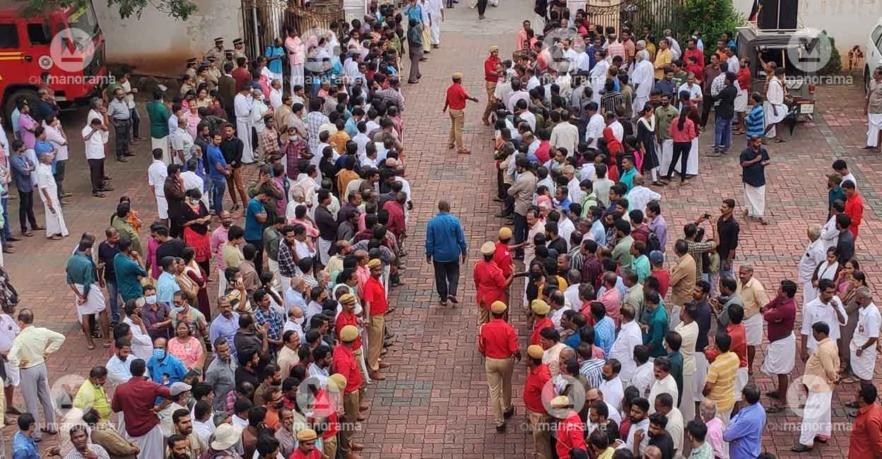 People have come from near and far to bid adieu to their leader Kodiyeri Balakrishnan. Photo: George P/Manorama People have come from near and far to bid adieu to their leader Kodiyeri Balakrishnan. Photo: George P/Manorama
