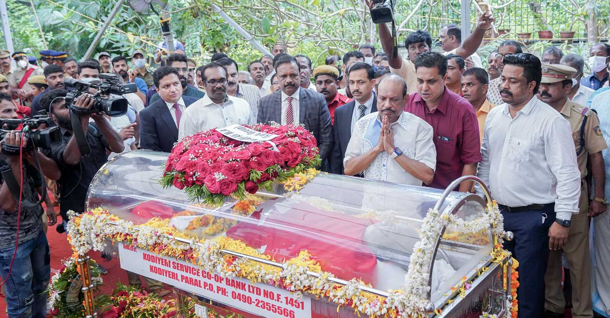 കോടിയേരി ബാലകൃഷ്ണന് അന്തിമോപചാരം അർപ്പിക്കുന്ന ലുലു ഗ്രൂപ്പ് ചെയർമാൻ എം.എ.യൂസഫലി
