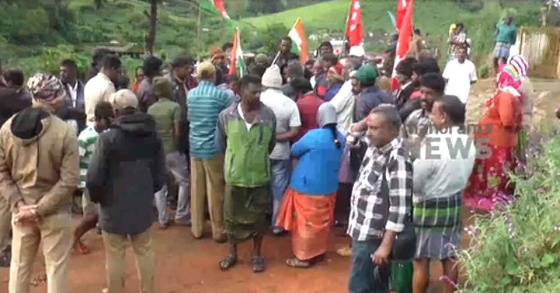 കടുവയാക്രമണത്തിൽ സഹികെട്ട് പ്രതിഷേധിക്കുന്ന തൊഴിലാളികൾ. Photo: Manorama News
