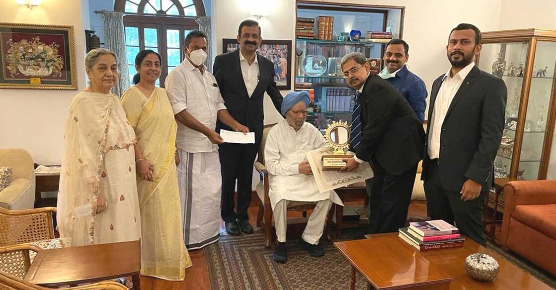 Winny Varghese hands over the award to Manmohan Singh. Also seen are, (from left) Mrs Manmohan Singh, Geetha Paul, A G George, Bos Mathew Jos, Dean Kuriakose MP and M P Varghese (Jr). Photo: Special arrangement