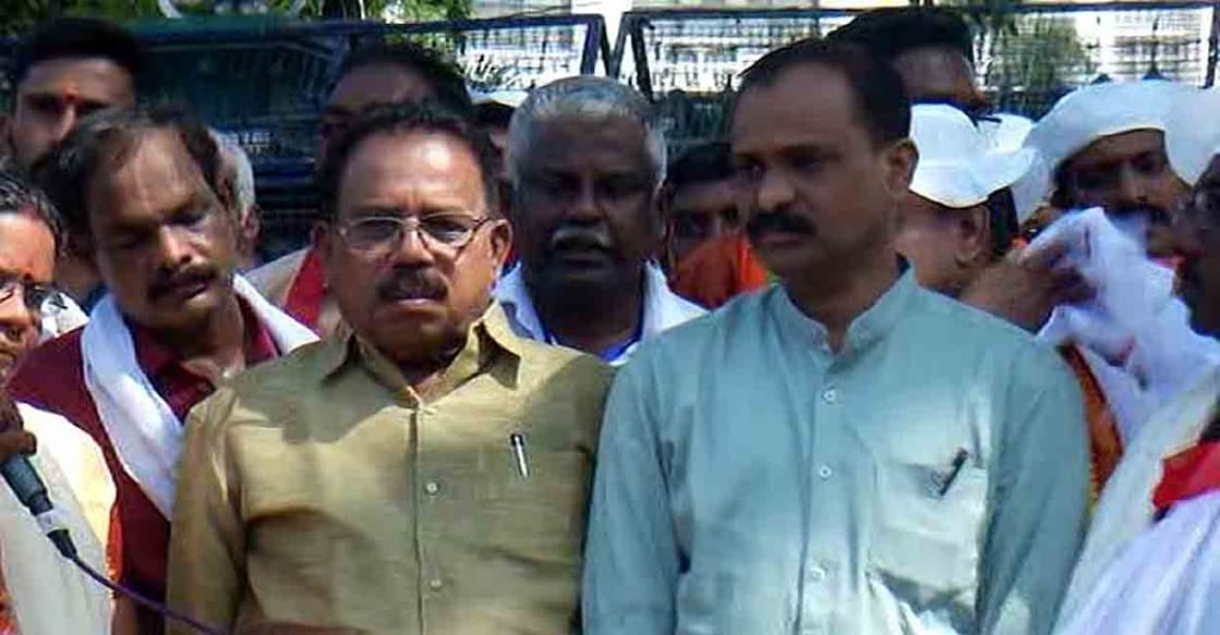anavur-nagappan-vv-rajesh CPM district secretary Anavur Nagappan and BJP district president V V Rajesh stood shoulder to shoulder at the culmination of the Long March taken out by the Vizhinjam Port Local Collective. Photo: Manorama